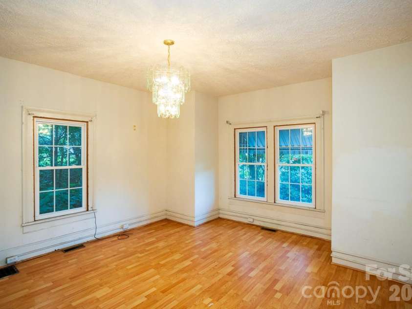 91 Clingman Avenue, Asheville, NC 28801.  MLS# CAR4393571, YatesRealty ID 30780. 