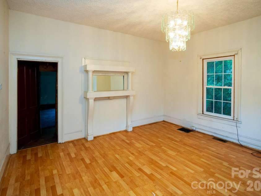 91 Clingman Avenue, Asheville, NC 28801.  MLS# CAR4393571, YatesRealty ID 30780. 