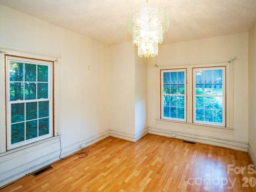 91 Clingman Avenue, Asheville, NC 28801.  MLS# CAR4393571, YatesRealty ID 30780. 