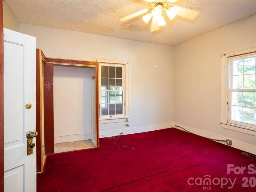 91 Clingman Avenue, Asheville, NC 28801.  MLS# CAR4393571, YatesRealty ID 30780. 