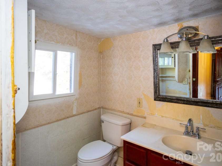 91 Clingman Avenue, Asheville, NC 28801.  MLS# CAR4393571, YatesRealty ID 30780. 