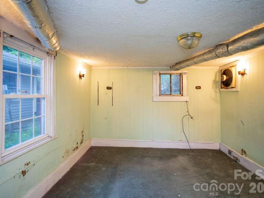 91 Clingman Avenue, Asheville, NC 28801.  MLS# CAR4393571, YatesRealty ID 30780. 
