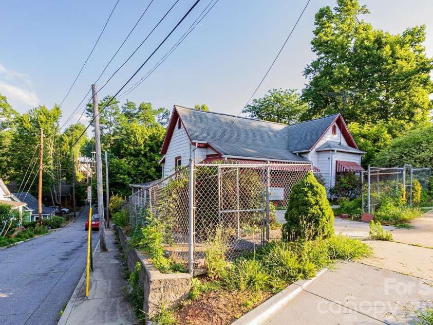 91 Clingman Avenue, Asheville, NC 28801.  MLS# CAR4417638, YatesRealty ID 30780. 