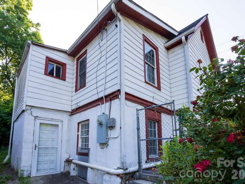 91 Clingman Avenue, Asheville, NC 28801.  MLS# CAR4417638, YatesRealty ID 30780. 