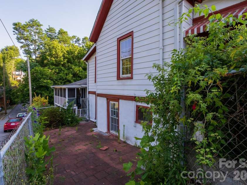 91 Clingman Avenue, Asheville, NC 28801.  MLS# CAR4417638, YatesRealty ID 30780. 