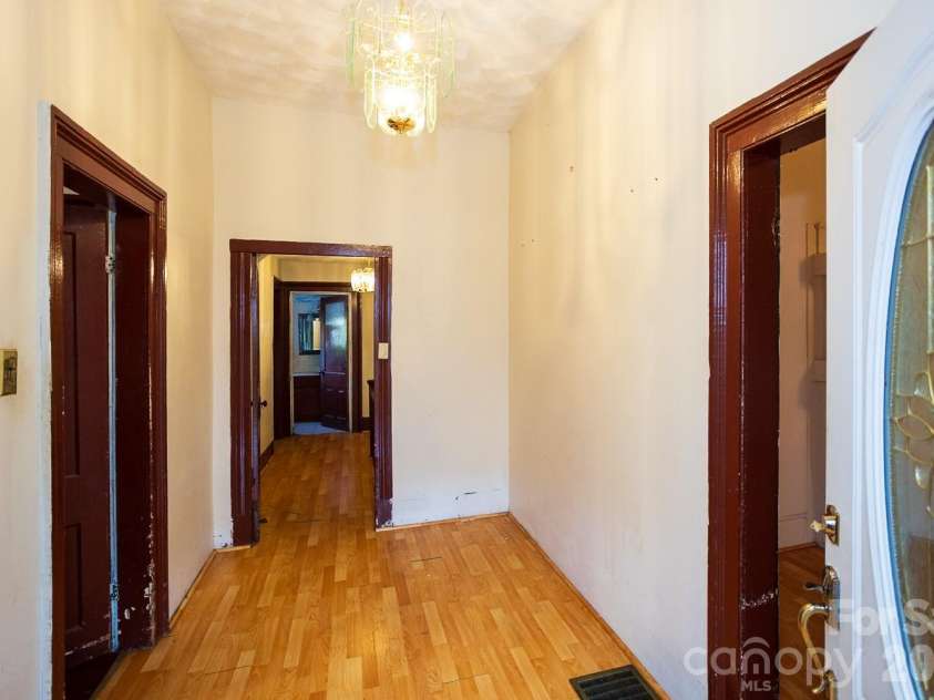 91 Clingman Avenue, Asheville, NC 28801.  MLS# CAR4417638, YatesRealty ID 30780. 