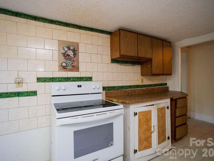 91 Clingman Avenue, Asheville, NC 28801.  MLS# CAR4417638, YatesRealty ID 30780. 