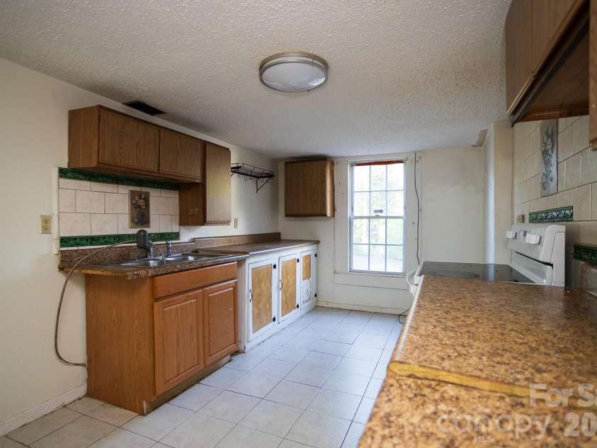 91 Clingman Avenue, Asheville, NC 28801.  MLS# CAR4417638, YatesRealty ID 30780. 