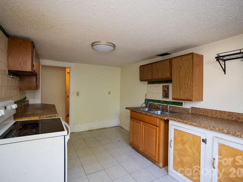 91 Clingman Avenue, Asheville, NC 28801.  MLS# CAR4417638, YatesRealty ID 30780. 