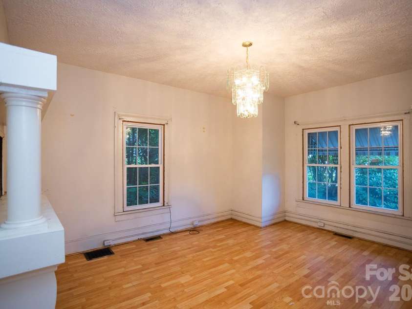 91 Clingman Avenue, Asheville, NC 28801.  MLS# CAR4417638, YatesRealty ID 30780. 