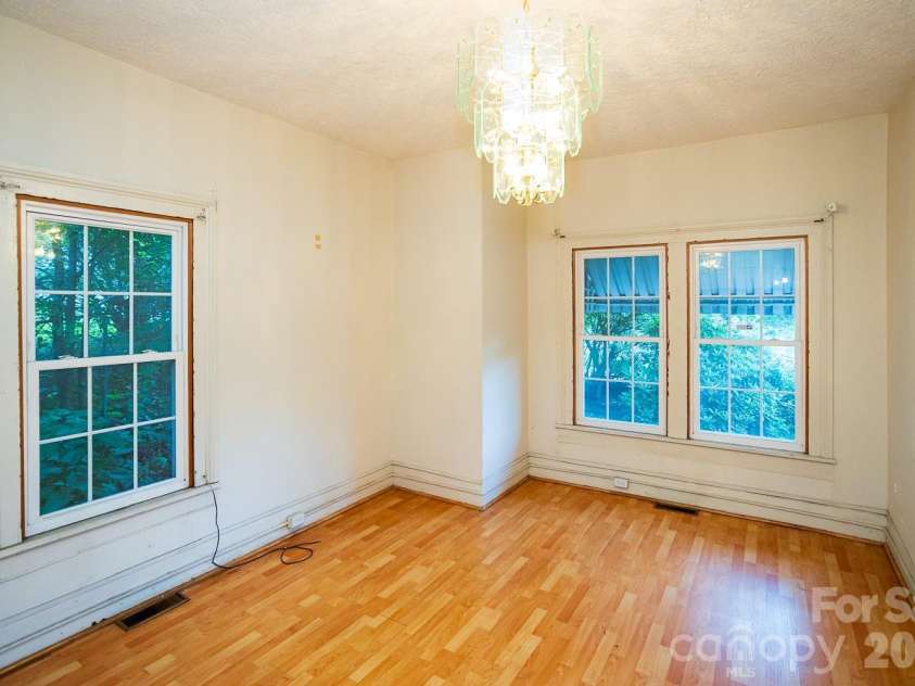 91 Clingman Avenue, Asheville, NC 28801.  MLS# CAR4417638, YatesRealty ID 30780. 