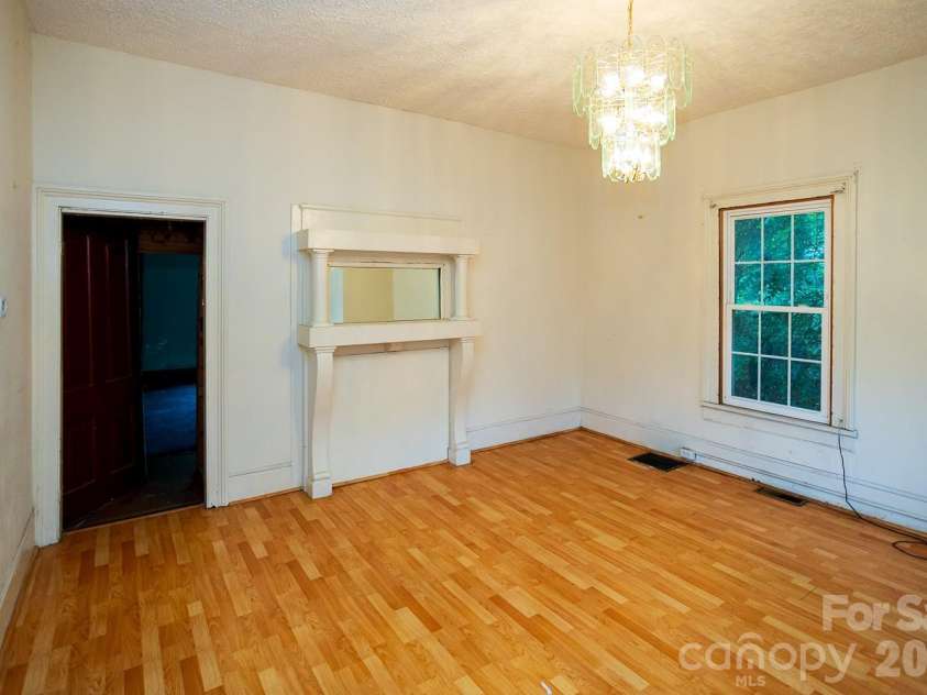 91 Clingman Avenue, Asheville, NC 28801.  MLS# CAR4417638, YatesRealty ID 30780. 