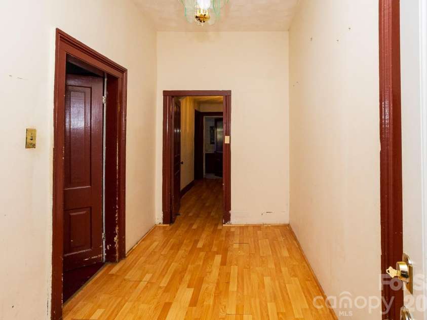 91 Clingman Avenue, Asheville, NC 28801.  MLS# CAR4417638, YatesRealty ID 30780. 