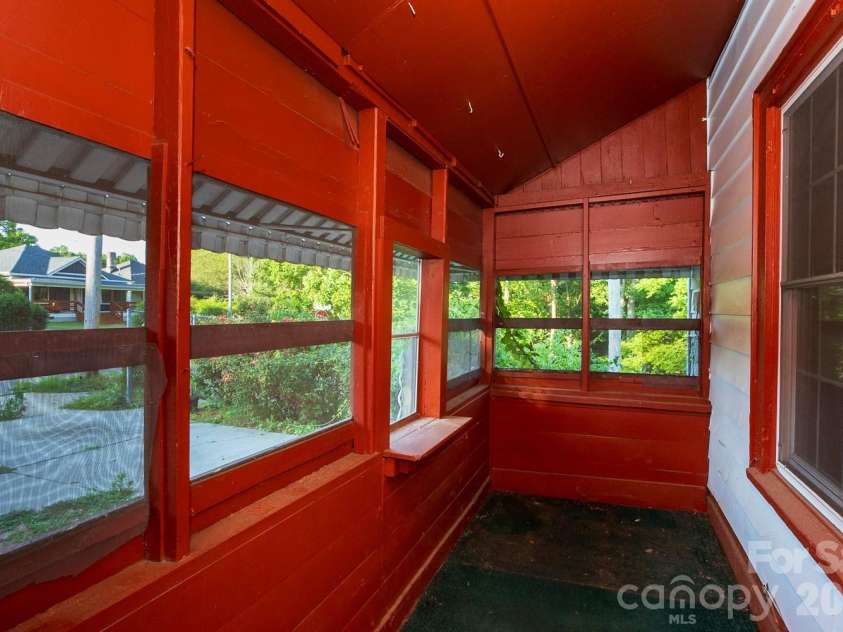91 Clingman Avenue, Asheville, NC 28801.  MLS# CAR4417638, YatesRealty ID 30780. 