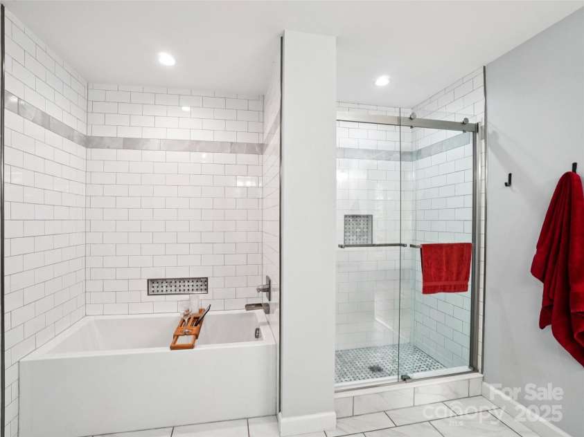 202 Farm Valley Court, Weaverville, NC 28787.  MLS# CAR4290181, YatesRealty ID 30785. 