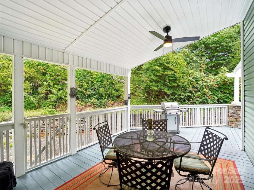 202 Farm Valley Court, Weaverville, NC 28787.  MLS# CAR4290181, YatesRealty ID 30785. 