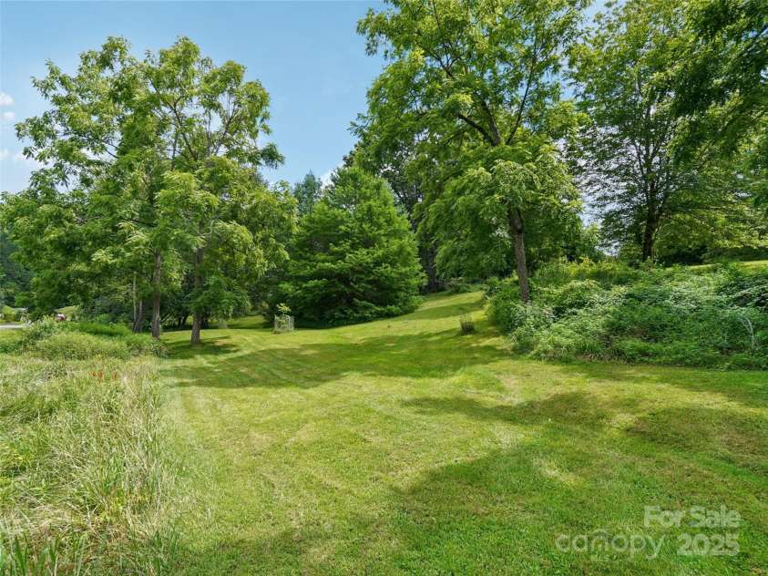 202 Farm Valley Court, Weaverville, NC 28787.  MLS# CAR4290181, YatesRealty ID 30785. 
