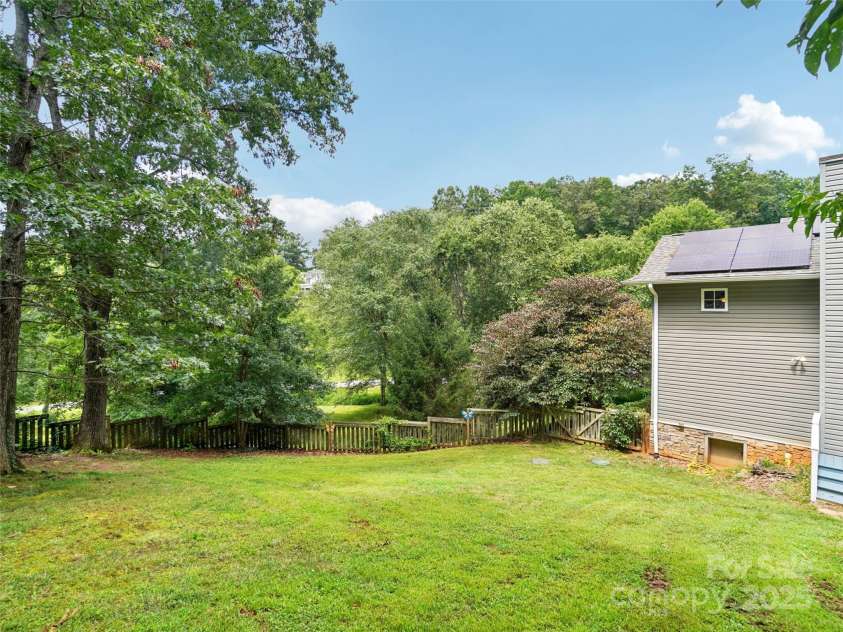 202 Farm Valley Court, Weaverville, NC 28787.  MLS# CAR4290181, YatesRealty ID 30785. 