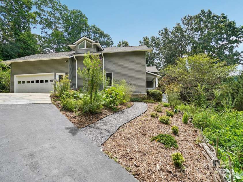 202 Farm Valley Court, Weaverville, NC 28787.  MLS# CAR4290181, YatesRealty ID 30785. 