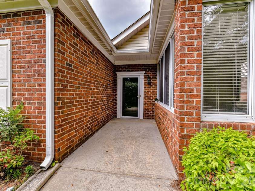 8629 Windsor Ridge Drive, Charlotte, NC 28277.  MLS# CAR4390427, YatesRealty ID 30789. 