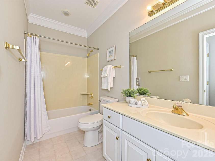 8629 Windsor Ridge Drive, Charlotte, NC 28277.  MLS# CAR4426001, YatesRealty ID 30789. Seconday Bathroom