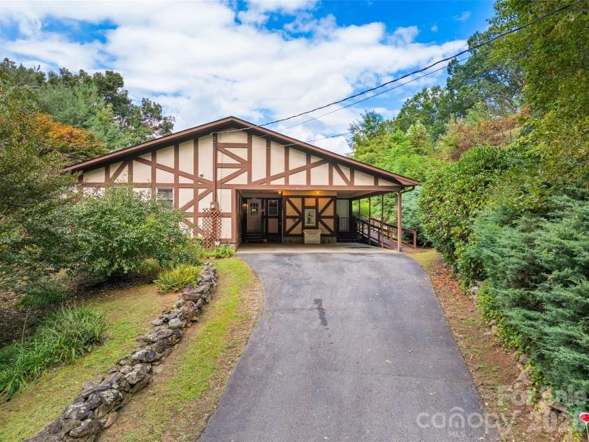 21 Gunter Drive, Waynesville, NC 28785.  MLS# CAR4304218, YatesRealty ID 3079. 