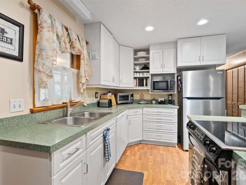 21 Gunter Drive, Waynesville, NC 28785.  MLS# CAR4304218, YatesRealty ID 3079. 