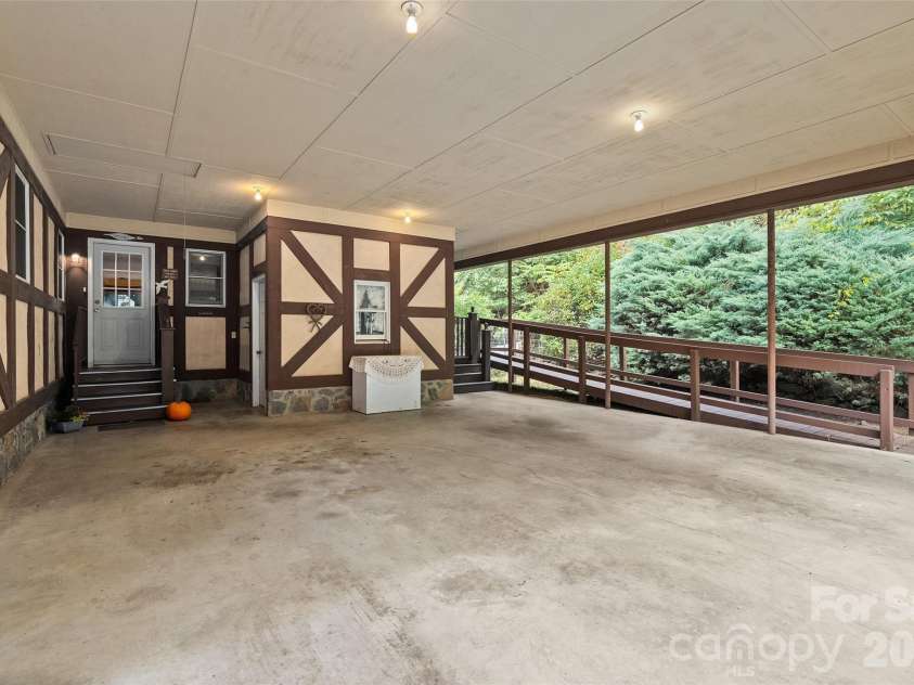 21 Gunter Drive, Waynesville, NC 28785.  MLS# CAR4304218, YatesRealty ID 3079. 