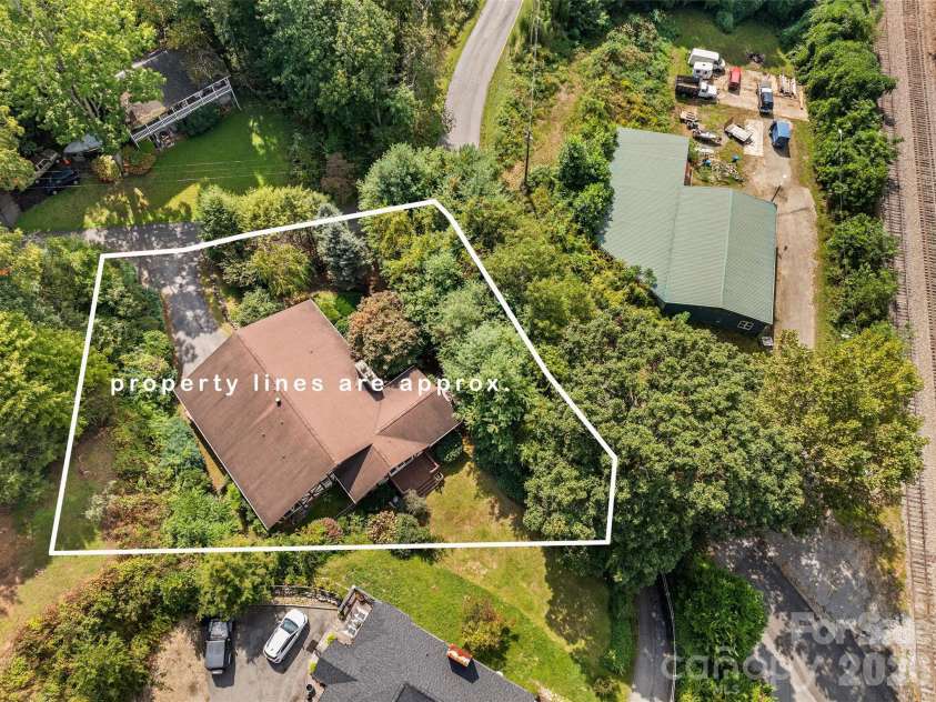 21 Gunter Drive, Waynesville, NC 28785.  MLS# CAR4304218, YatesRealty ID 3079. 