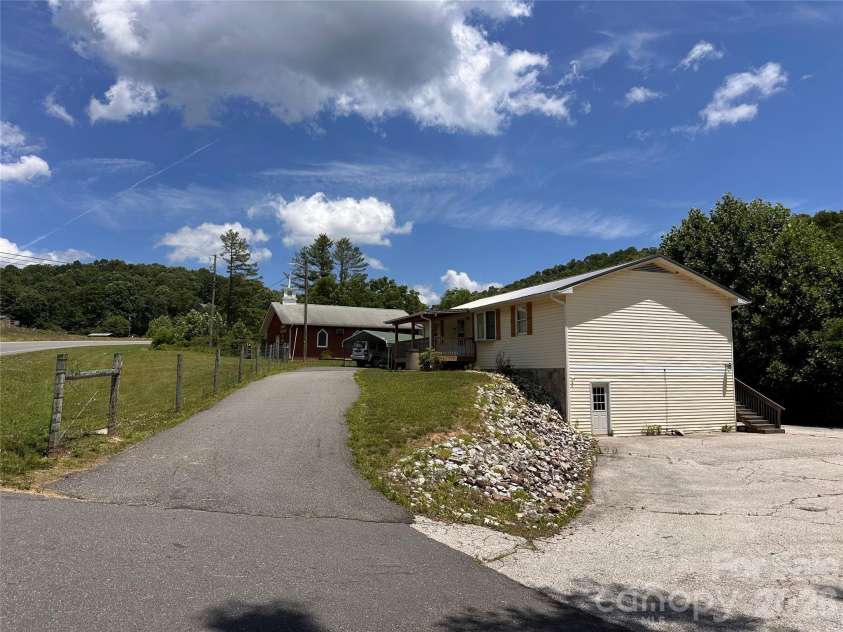 422 US Highway 19E Highway, Spruce Pine, NC 28777.  MLS# CAR4393925, YatesRealty ID 30791. 