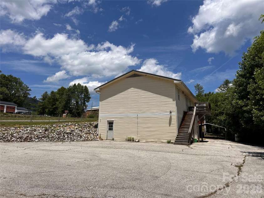 422 US Highway 19E Highway, Spruce Pine, NC 28777.  MLS# CAR4393925, YatesRealty ID 30791. 