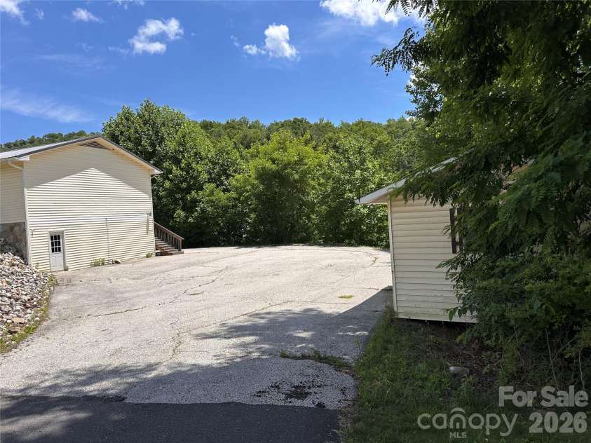 422 US Highway 19E Highway, Spruce Pine, NC 28777.  MLS# CAR4393925, YatesRealty ID 30791. 