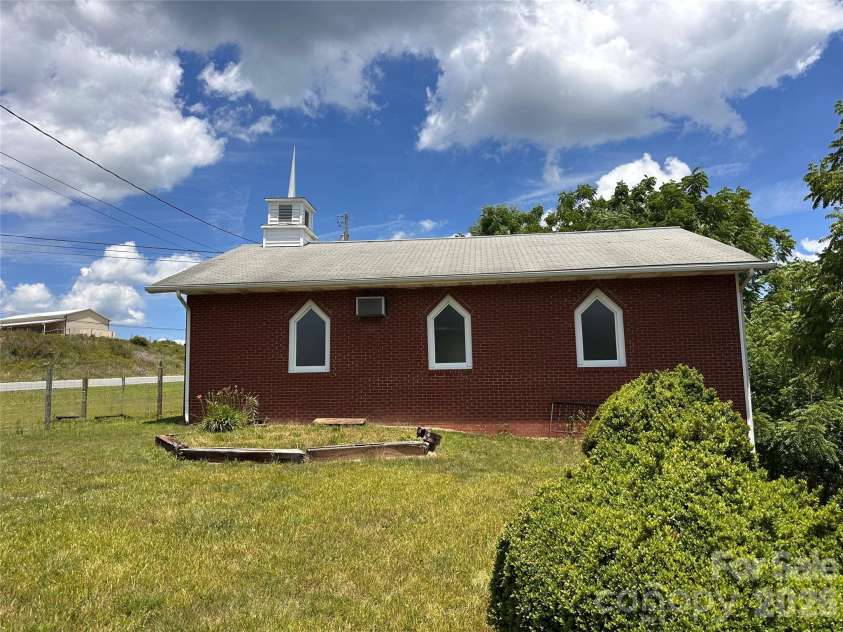 422 US Highway 19E Highway, Spruce Pine, NC 28777.  MLS# CAR4393925, YatesRealty ID 30791. 