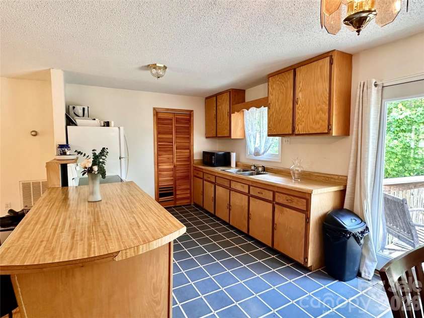 422 US Highway 19E Highway, Spruce Pine, NC 28777.  MLS# CAR4393925, YatesRealty ID 30791. House Kitchen-Main Level