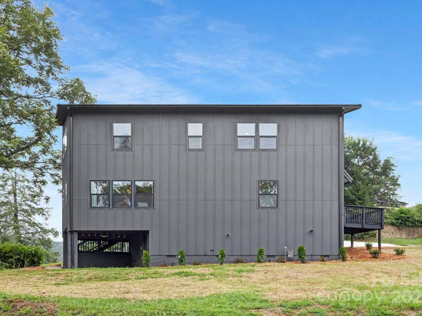 105 Riverside Drive, Cramerton, NC 28032.  MLS# CAR4290332, YatesRealty ID 30792. 