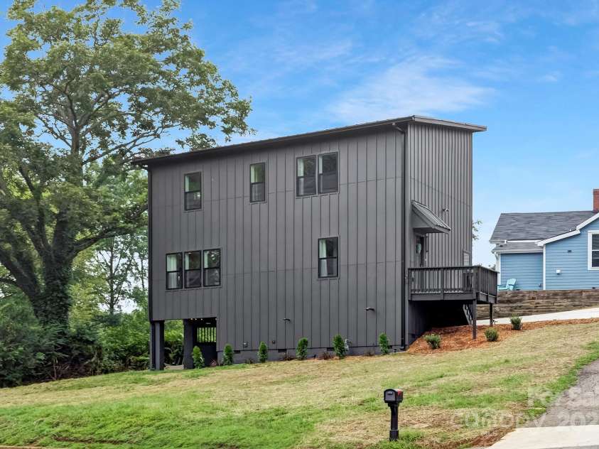 105 Riverside Drive, Cramerton, NC 28032.  MLS# CAR4290332, YatesRealty ID 30792. 