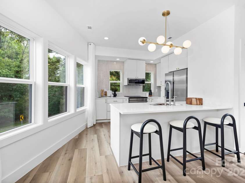 105 Riverside Drive, Cramerton, NC 28032.  MLS# CAR4290332, YatesRealty ID 30792. Eat In Kitchen