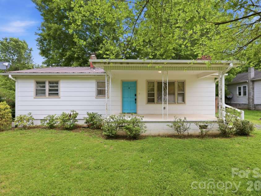 31 Edwards Street, Waynesville, NC 28786.  MLS# CAR4394084, YatesRealty ID 30794. 