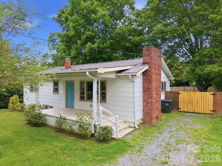 31 Edwards Street, Waynesville, NC 28786.  MLS# CAR4394084, YatesRealty ID 30794. 