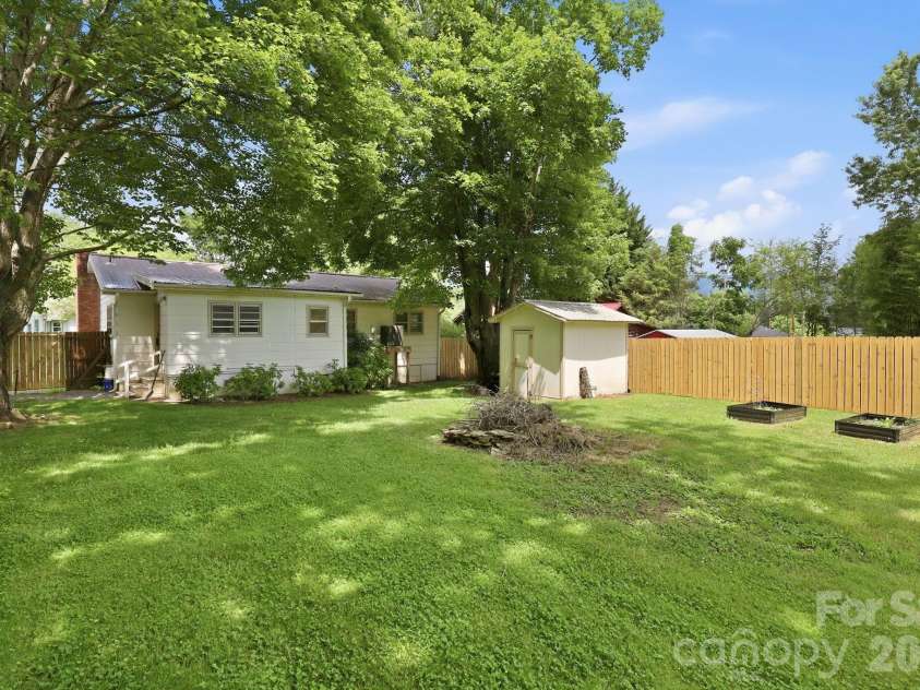 31 Edwards Street, Waynesville, NC 28786.  MLS# CAR4394084, YatesRealty ID 30794. 