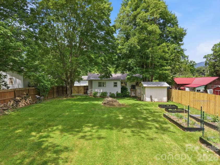 31 Edwards Street, Waynesville, NC 28786.  MLS# CAR4394084, YatesRealty ID 30794. 