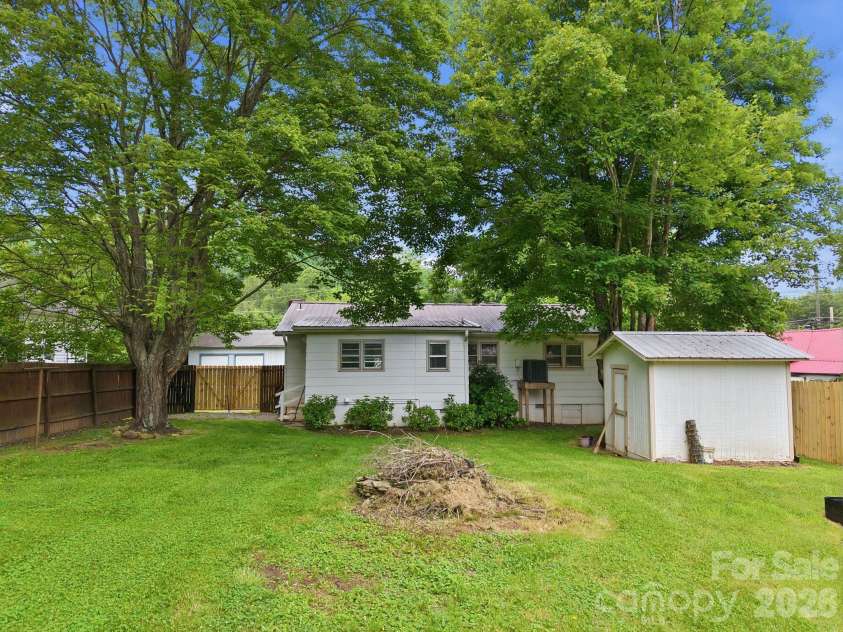 31 Edwards Street, Waynesville, NC 28786.  MLS# CAR4394084, YatesRealty ID 30794. 