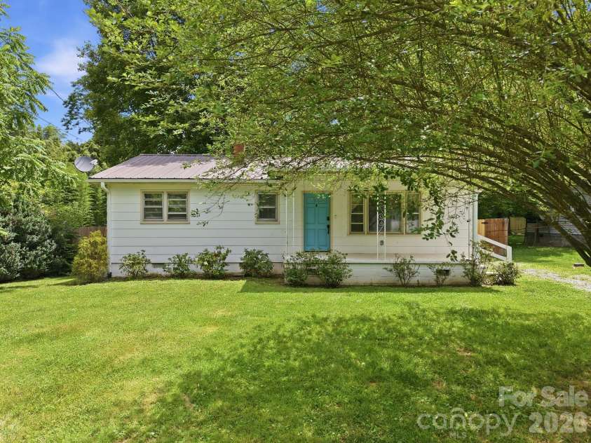 31 Edwards Street, Waynesville, NC 28786.  MLS# CAR4394084, YatesRealty ID 30794. 