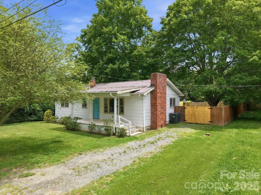 31 Edwards Street, Waynesville, NC 28786.  MLS# CAR4394084, YatesRealty ID 30794. 