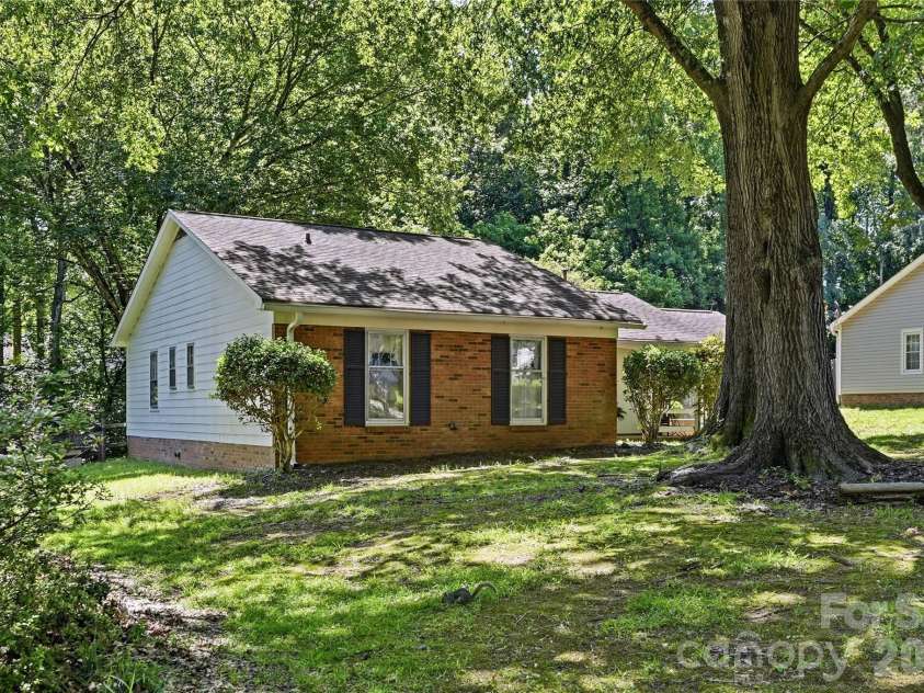 7626 Winterset Drive, Charlotte, NC 28270.  MLS# CAR4390439, YatesRealty ID 30798. 