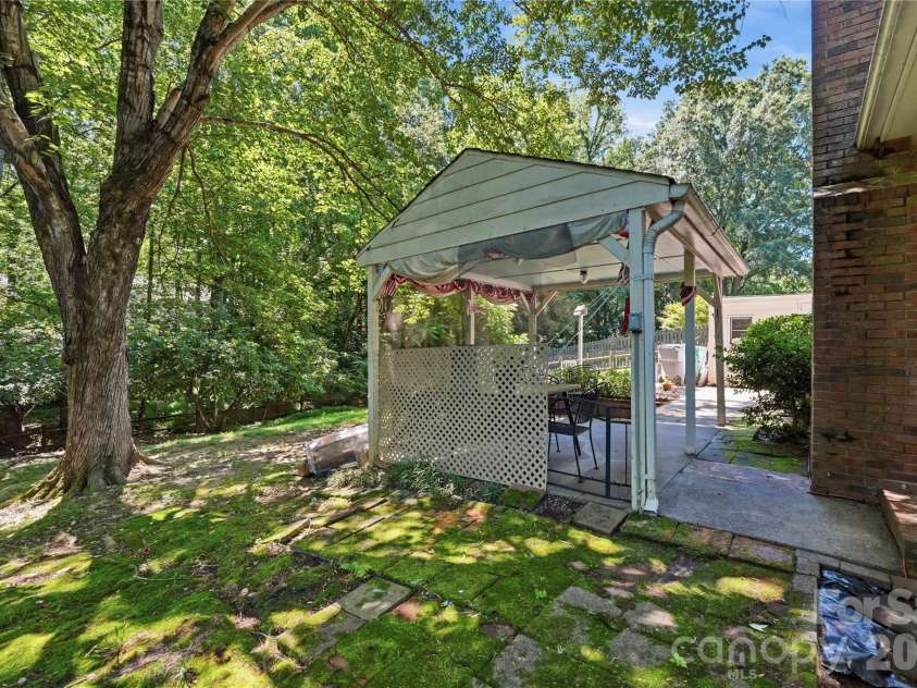 7626 Winterset Drive, Charlotte, NC 28270.  MLS# CAR4390439, YatesRealty ID 30798. 