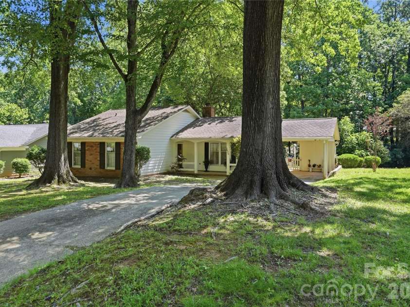 7626 Winterset Drive, Charlotte, NC 28270.  MLS# CAR4390439, YatesRealty ID 30798. 