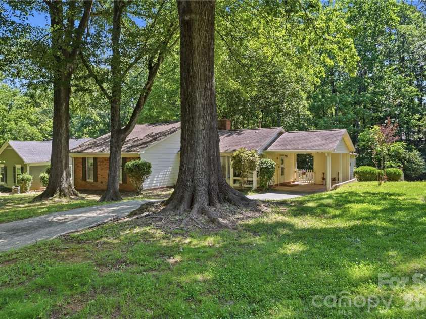 7626 Winterset Drive, Charlotte, NC 28270.  MLS# CAR4390439, YatesRealty ID 30798. 