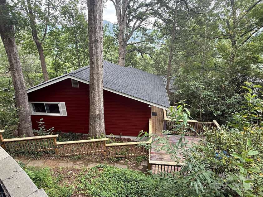 6 Delano Road, Asheville, NC 28805.  MLS# CAR4287073, YatesRealty ID 30799. 6 N Delano Road is a successful STR!