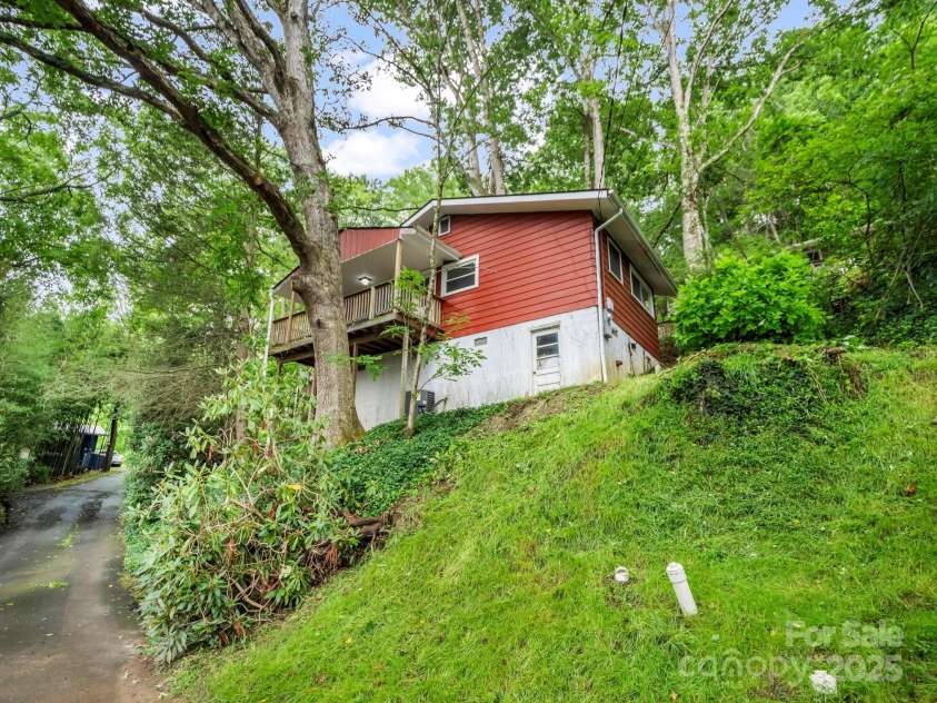 6 Delano Road, Asheville, NC 28805.  MLS# CAR4287073, YatesRealty ID 30799. Covered Porch